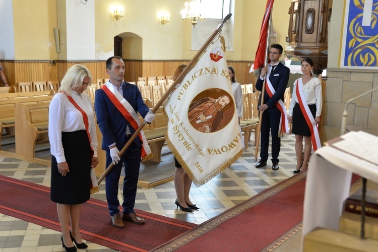  W uroczystościach uczestniczył poczet sztandarowy.