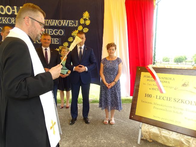 Pamiątkową tablicę poświęcił proboszcz parafii w Jasieńcu Soleckim ks. Jarosław Pałka. W środku Grażyna Krześniak-Pakalińska.