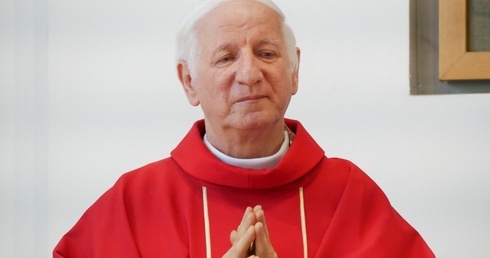 Ks. Piotr Topolewski święcenia kapłańskie przyjął 30 maja 1971 r. w Pelplinie.