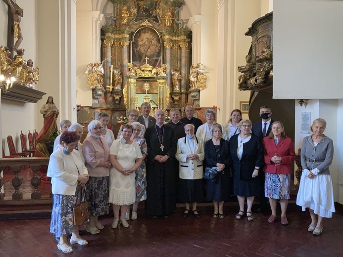 Pamiątkowe zdjęcie z przedstawicielami III Franciszkańskiego Zakonu Świeckich.