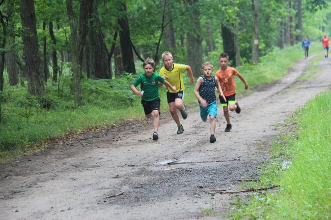 Pod dębami ścigało się 53 zawodników.