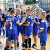 Puchar bardzo ucieszył zawodników z parafii w Bednarach.