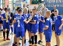 Puchar bardzo ucieszył zawodników z parafii w Bednarach.