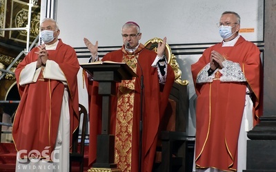 Bp Marek Mendyk w asyście byłego i aktualnego proboszcza parafii katedralnej.