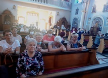Wolontariusze i podopieczni Parafialnych Zespołów Caritas podczas Mszy św. w sanktuarium.