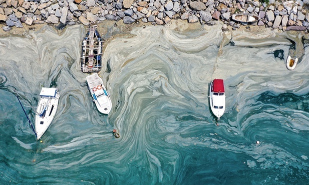 Śluz morski pokrywa coraz większą powierzchnię morza Marmara. 
Zdjęcie z drona.
22.06.2021 Stambuł, Turcja