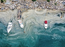 Śluz morski pokrywa coraz większą powierzchnię morza Marmara. 
Zdjęcie z drona.
22.06.2021 Stambuł, Turcja