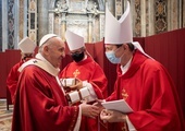 Papież Franciszek wręcza abp. Tadeuszowi Wojdzie paliusz metropolity.