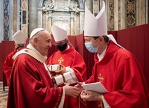 Papież Franciszek wręcza abp. Tadeuszowi Wojdzie paliusz metropolity.