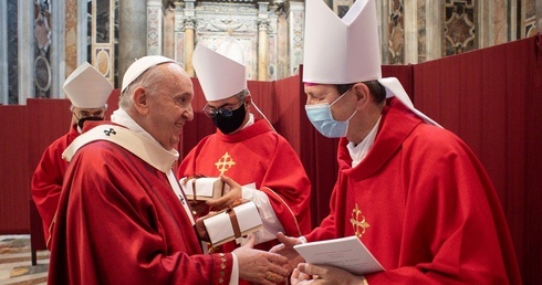 Papież Franciszek wręcza abp. Tadeuszowi Wojdzie paliusz metropolity.