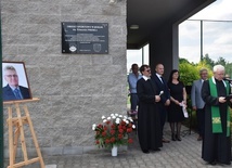 Odsłonięcie pamiątkowej tablicy. Od lewej stoją: Jan Gębczyk, ks. Mirosław Prasek, Sławomir Pietrzyk, Małgorzata Wróbel, Mirosław Ziółek, ks. Janusz Smerda.