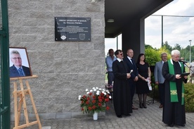 Odsłonięcie pamiątkowej tablicy. Od lewej stoją: Jan Gębczyk, ks. Mirosław Prasek, Sławomir Pietrzyk, Małgorzata Wróbel, Mirosław Ziółek, ks. Janusz Smerda.