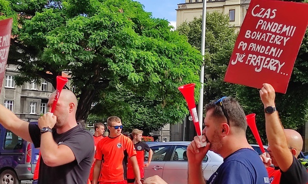 Katowice. Przed Śląskim Urzędem Wojewódzkim protestowali ratownicy medyczni