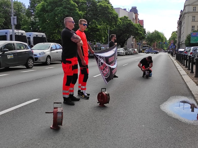 Katowice. Przed Śląskim Urzędem Wojewódzkim protestowali ratownicy medyczni