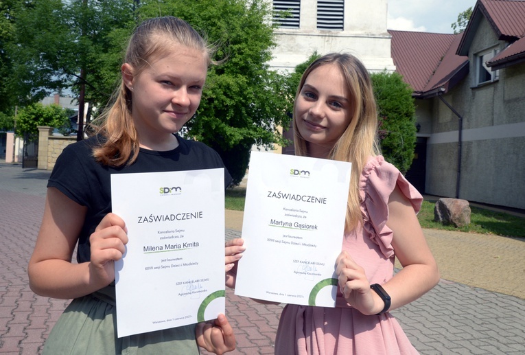 Milena Kmita (z lewej) i Martyna Gąsiorek pokazują dyplomy, które potwierdzają, że zostały posłankami na Sejm Dzieci i Młodzieży.