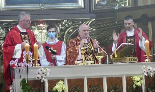 Bp Piotr Greger oraz ks. Antoni Młoczek (L) i ks. Łukasz Mieszczak (P) przy ołtarzu w katedrze św Mikołaja w Dniu Papieskim AD 2021.