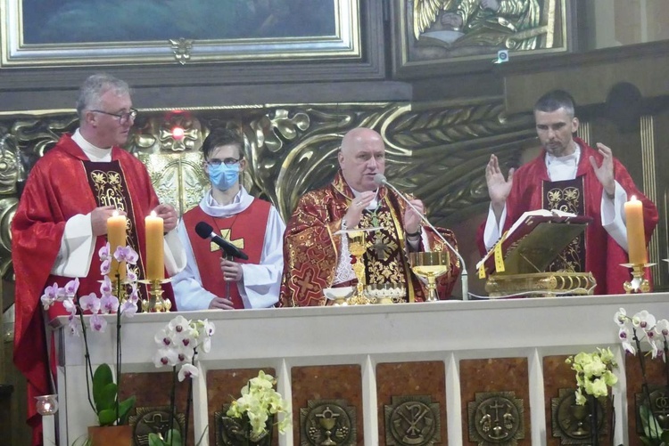 Bp Piotr Greger oraz ks. Antoni Młoczek (L) i ks. Łukasz Mieszczak (P) przy ołtarzu w katedrze św Mikołaja w Dniu Papieskim AD 2021.