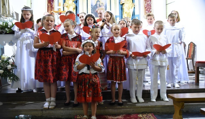 Dzieci i młodzież pomogli śpiewem i grą aktorską w poznaniu dziejów domosławickiego wizerunku.