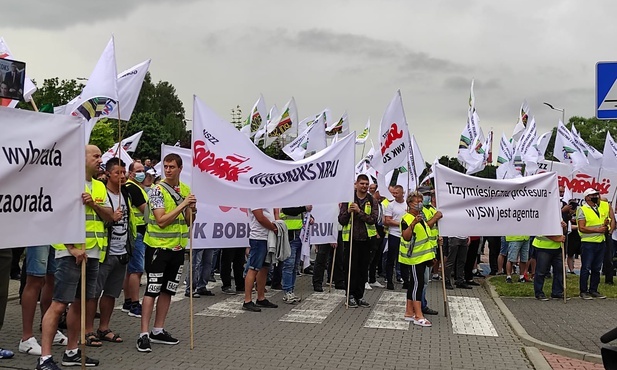 Jastrzębie-Zdrój. Protest górników przed siedzibą JSW [ZDJĘCIA]