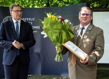 W imieniu RDLP w Radomiu nagrodę odebrał Marek Szary, zastępca dyrektora ds. ekonomicznych i rozwoju. Z lewej prezes IPN Jarosław Szarek.