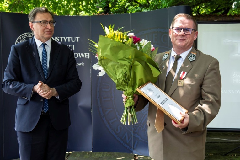 W imieniu RDLP w Radomiu nagrodę odebrał Marek Szary, zastępca dyrektora ds. ekonomicznych i rozwoju. Z lewej prezes IPN Jarosław Szarek.