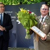 W imieniu RDLP w Radomiu nagrodę odebrał Marek Szary, zastępca dyrektora ds. ekonomicznych i rozwoju. Z lewej prezes IPN Jarosław Szarek.