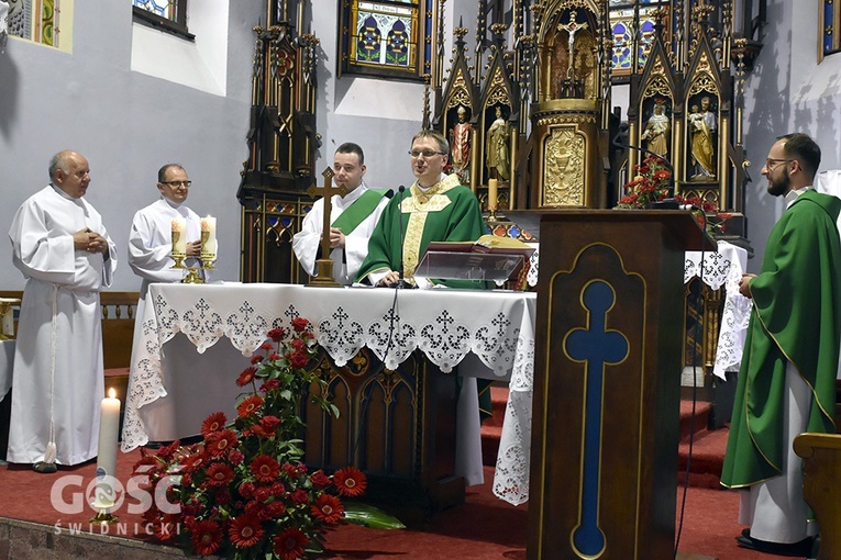 Msza św. i przekazanie świec na rekolekcje