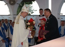 Strażacy podziękowali bp. Salaterskiemu za wspólną modlitwę i błogosławieństwo pojazdów.