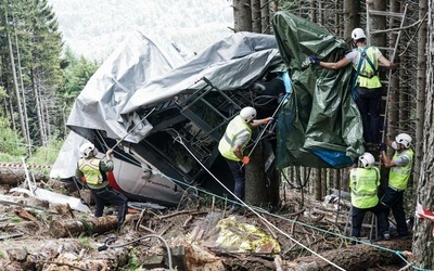 W tragicznym wypadku w Alpach zginęło 14 osób, m.in. rodzice jedynego ocalałego z katastrofy Eitana.