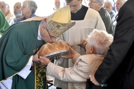 Podopieczni przygotowali oprawę liturgii, w tym również procesję z darami.