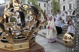 Nowa korona i krzyż na wieżę tuchowskiego sanktuarium