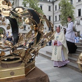 Nowa korona i krzyż na wieżę tuchowskiego sanktuarium