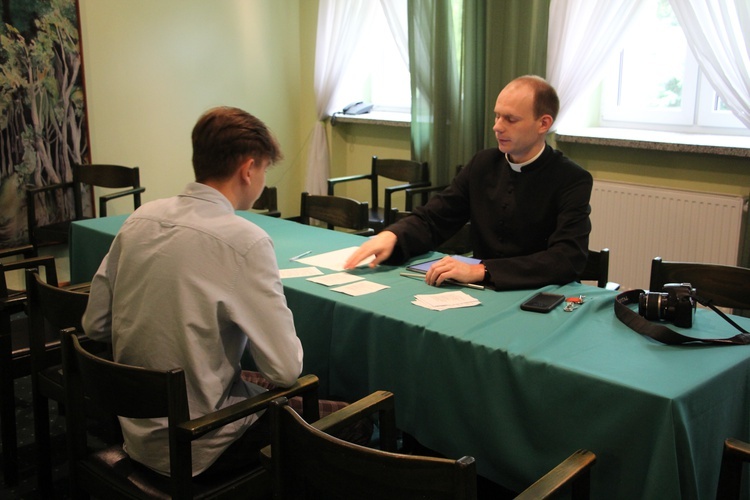 U dk. Krzysztofa Żądły ministranci zdawali egzamin ze śpiewu liturgicznego.