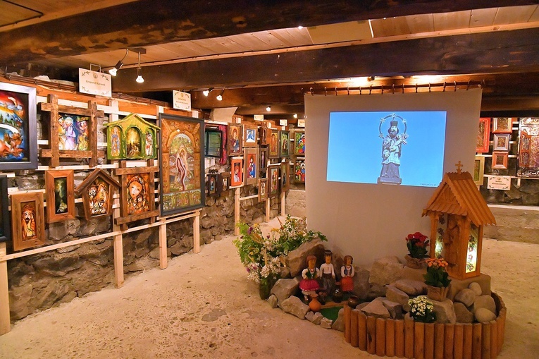 Wakacyjna wystawa w Kaplicy na Jaszczurówce