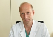 Profesor należy do tzw. zespołu papieskich chirurgów.
