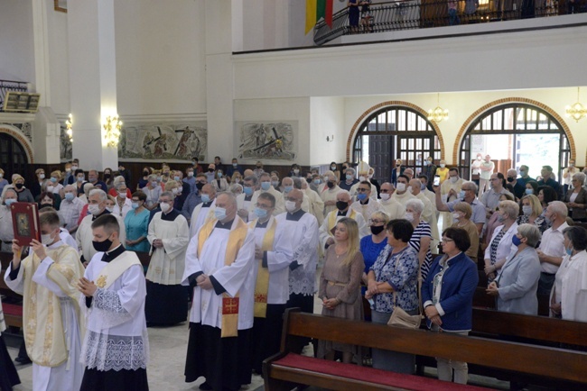 Wprowadzenie proboszcza do bazyliki w Radomiu