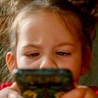 Badaczka e-uzależnień: obniżanie wieku korzystania z urządzeń mobilnych przez najmłodsze dzieci może niepokoić