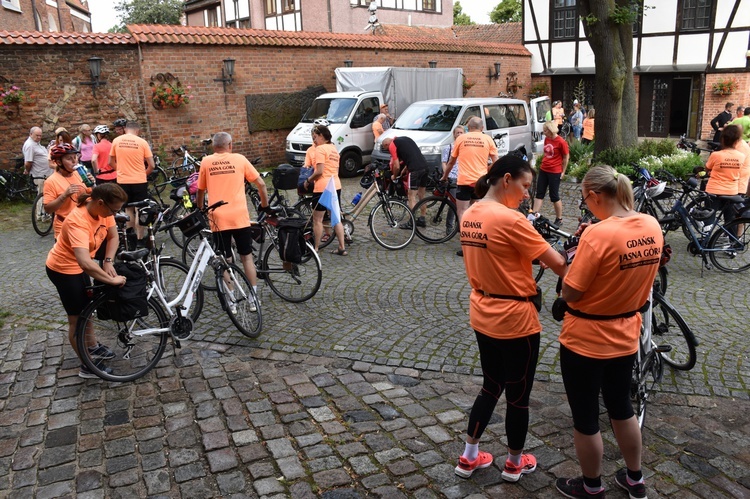 Pielgrzymi na rowerach w trasie na Jasną Górę