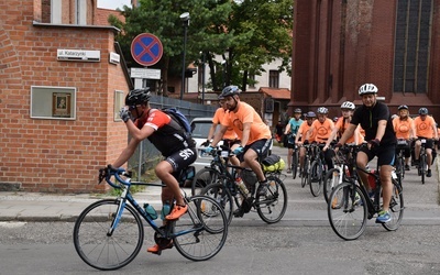 Pielgrzymi na rowerach w trasie na Jasną Górę