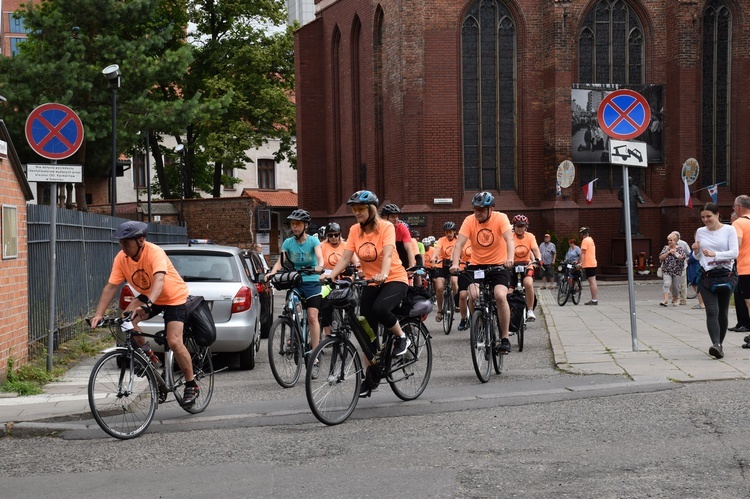 Pielgrzymi na rowerach w trasie na Jasną Górę