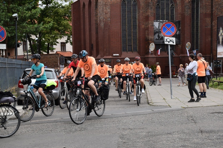 Pielgrzymi na rowerach w trasie na Jasną Górę