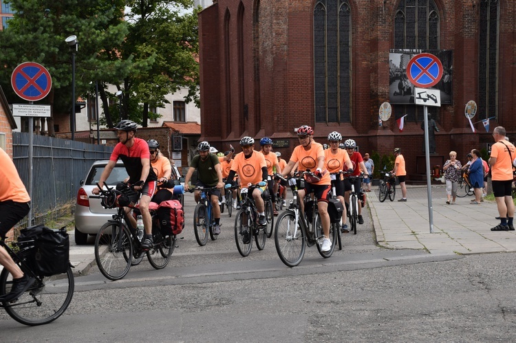 Pielgrzymi na rowerach w trasie na Jasną Górę