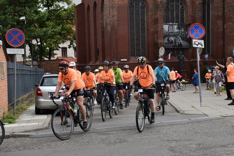 Pielgrzymi na rowerach w trasie na Jasną Górę