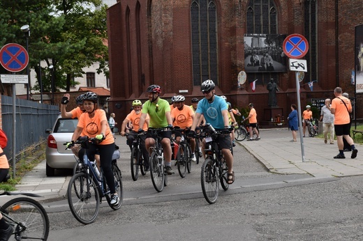 Pielgrzymi na rowerach w trasie na Jasną Górę