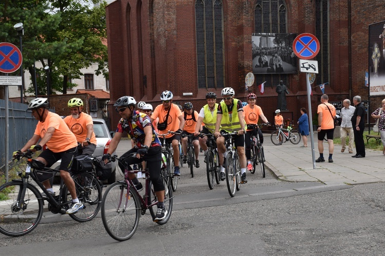 Pielgrzymi na rowerach w trasie na Jasną Górę