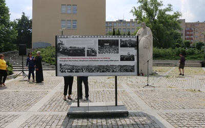 Katowice. Otwarto wystawę zdjęć poświęconych pożegnaniu sługi Bożego kard. Wyszyńskiego