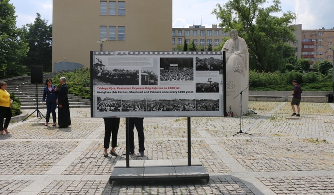 Katowice. Otwarto wystawę zdjęć poświęconych pożegnaniu sługi Bożego kard. Wyszyńskiego