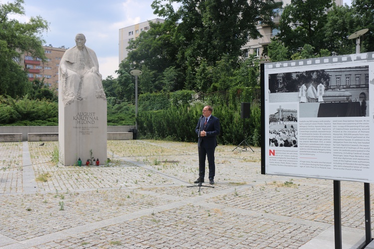 Katowice. Wystawa plenerowa poświęcona kard. S. Wyszyńskiemu