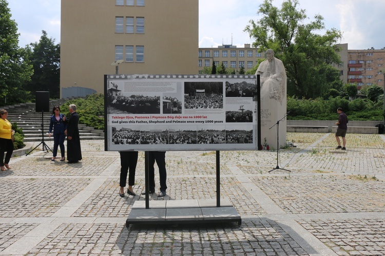 Katowice. Wystawa plenerowa poświęcona kard. S. Wyszyńskiemu