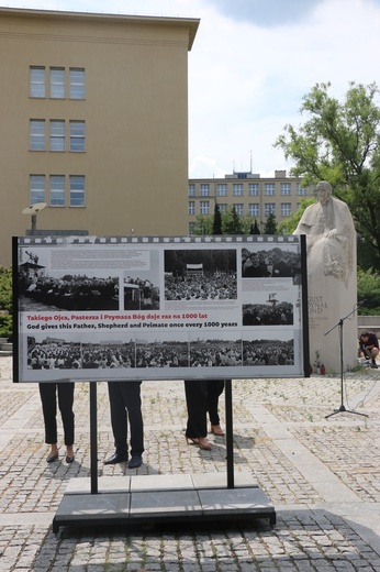 Katowice. Wystawa plenerowa poświęcona kard. S. Wyszyńskiemu